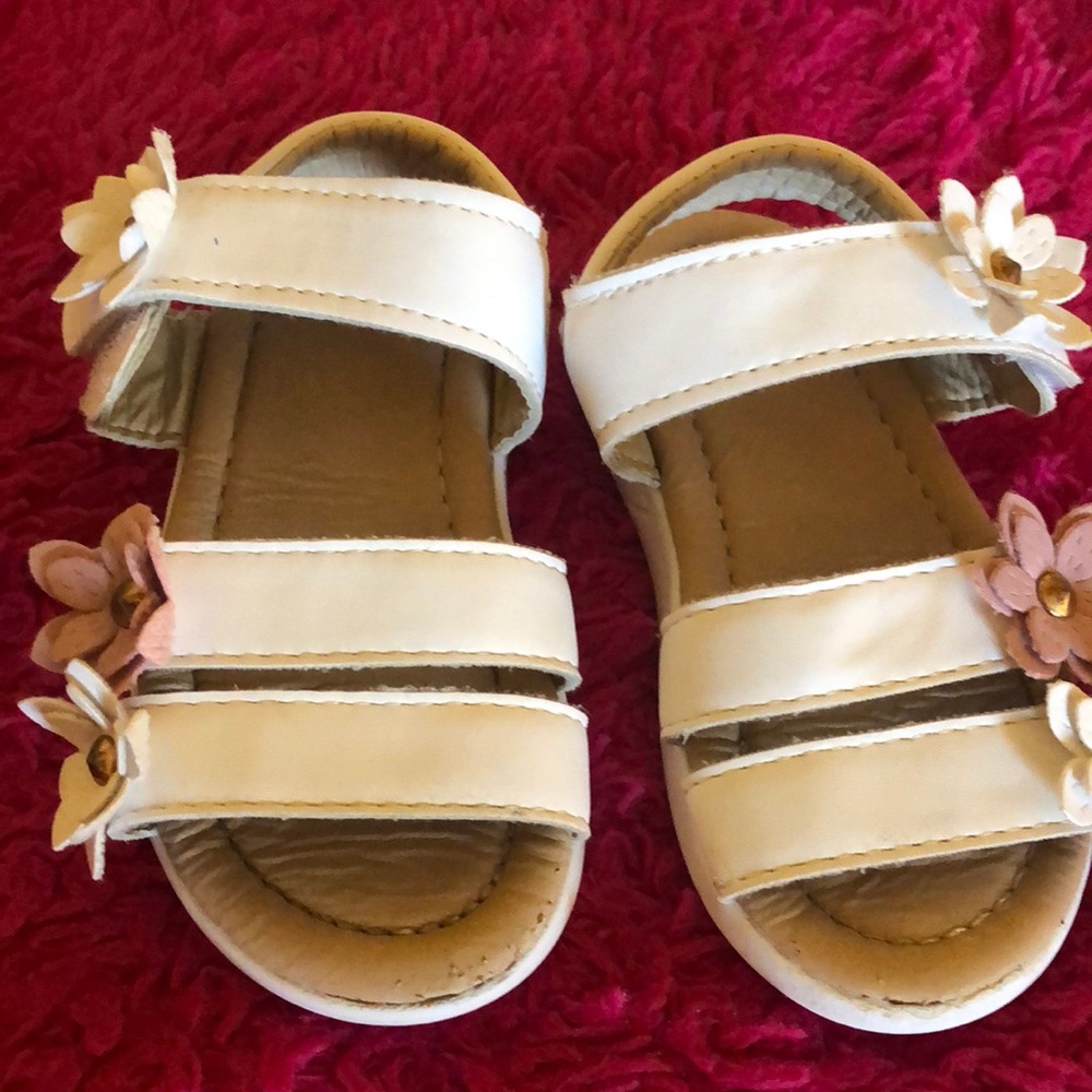 Baby sandals.Size 22. Use shoes. Look at photos!